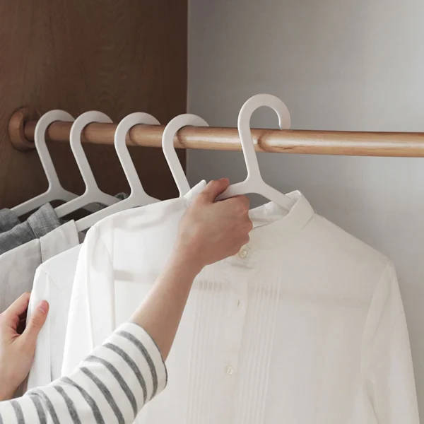 Space Saving Flat Plastic Clothes Hangers