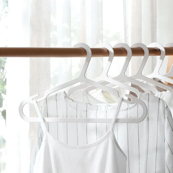 Space Saving Flat Plastic Clothes Hangers